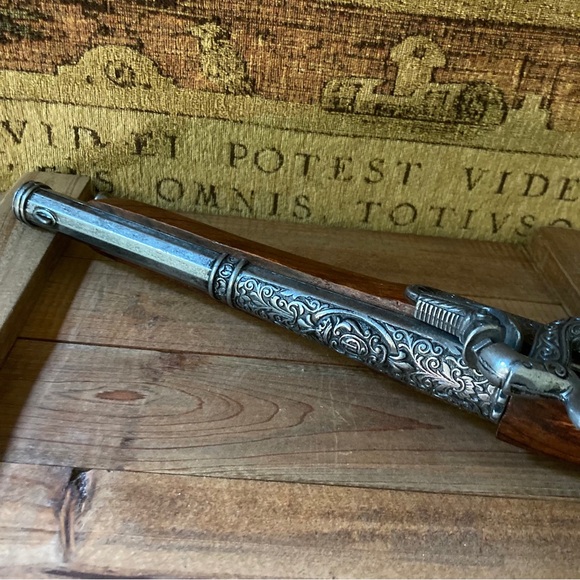 Pirate Flintlock and flask decorative set - Picture 4 of 14